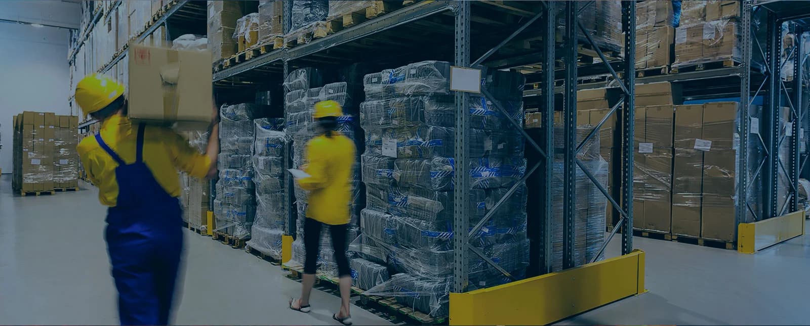 Almacén con cajas de equipos de seguridad industrial